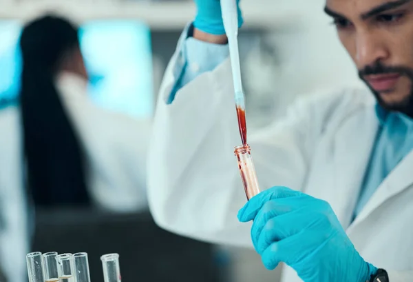 Naukowiec Człowiek Krwią Pipecie Test Badaniach Laboratoryjnych Wyniki Inżynieria Medyczna — Zdjęcie stockowe