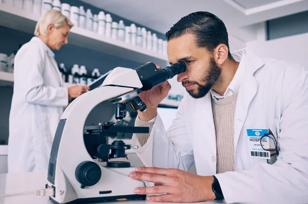 Forskare Människa Mikroskopanalys Och Labb För Medicinsk Forskning Molekyler Eller — Stockfoto
