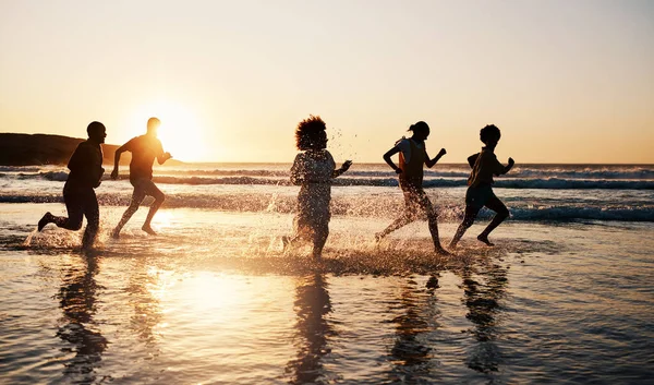Ανατολή Ηλίου Παραλία Και Φίλοι Ελευθερία Τρέξιμο Και Διασκέδαση Στο — Φωτογραφία Αρχείου