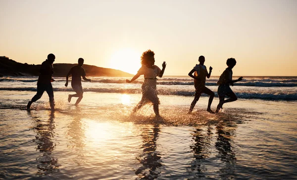 Ηλιοβασίλεμα Παραλία Και Φίλοι Ελευθερία Τρέξιμο Και Διασκέδαση Στο Νερό — Φωτογραφία Αρχείου