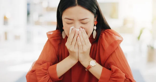 Weefsel Snuit Neus Zieke Aziatische Vrouw Het Kantoor Met Sinusinfectie — Stockfoto