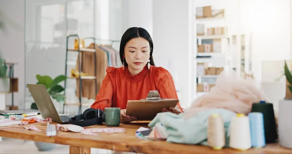 オフィススタジオでテキスタイル テーラーメイド ファブリックチェックのチェックリストを持つファッションデザイナーの女性は彼女の小さなビジネススタートアップを計画しています 生産性のための品質管理 アジア人コーヒー — ストック写真