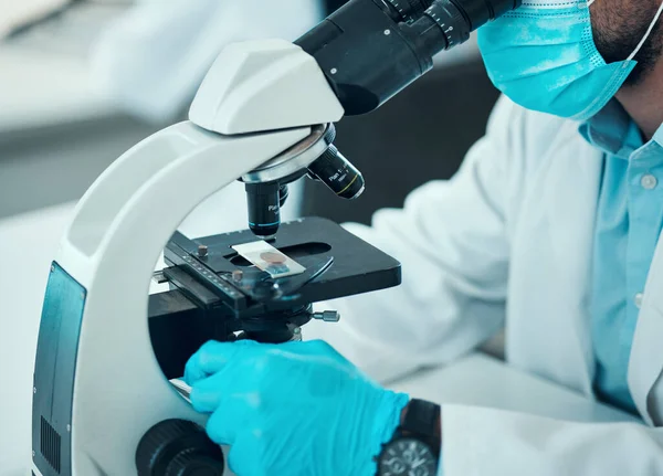 Persoon Wetenschap Microscoop Voor Laboratoriumonderzoek Bloedonderzoek Dna Virusanalyse Met Glasglaasje — Stockfoto