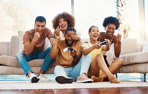 Kanepede Bir Grup Arkadaş Kutlama Video Oyunu Eğlence Evde Oturma — Stok fotoğraf