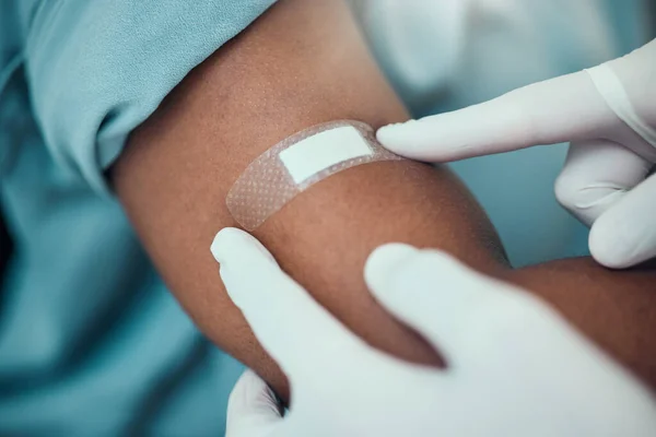 Gesso Vacina Mãos Enfermeiro Com Paciente Com Bandagem Para Injeção — Fotografia de Stock