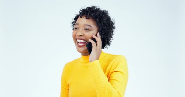 コミュニケーション ネットワーク コンタクトのためのスタジオで女性の顔と電話 面白くて笑顔 モバイルと会話のためのホワイトバックグラウンドで笑う人との技術 接続と幸せ — ストック動画
