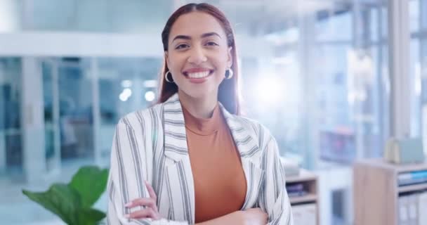 Brazos Cruzados Mujer Negocios Cara Una Oficina Con Orgullo Feliz — Vídeos de Stock