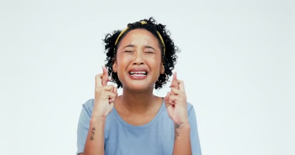 Надія Обличчя Нервова Жінка Пальцями Схрещеними Студії Удачу Відгуки Очікування — стокове відео