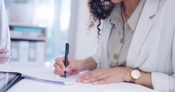 Eller Kontrat Kadını Bir Ofiste Ortaklık Kredi Veya Sigorta Evrakları — Stok video