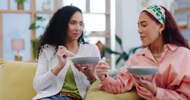 Pareja Lesbianas Sofá Juntos Desayunando Riendo Con Diversión Conversación Sonrisa — Vídeos de Stock