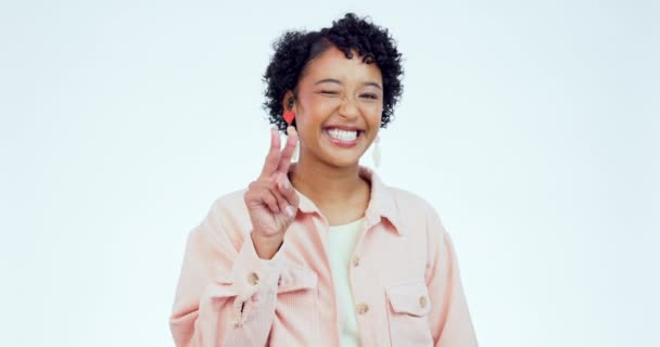 Особа Схвильована Жінка Знаком Миру Щаслива Підтримує Білому Фоні Студії — стокове відео