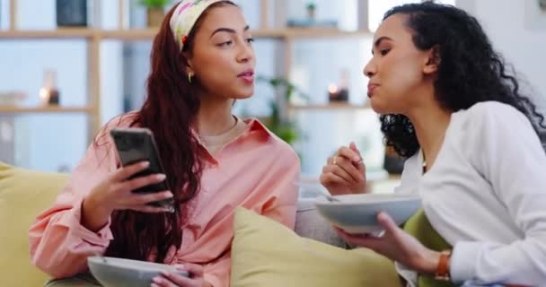 Lesbisch Stel Bank Samen Met Telefoon Ontbijt Het Controleren Van — Stockvideo