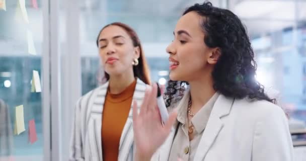 Kadınları Takvim Gündem Fikirler Için Ofiste Cam Üzerinde Planlama Beyin — Stok video