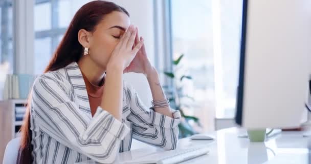 ストレス 404エラーの不安を持つコンピュータでオフィスの女性 ミスや危機に直面します デスクトップの疲労 疲労感 破産のリスクを抱える女性労働者 — ストック動画