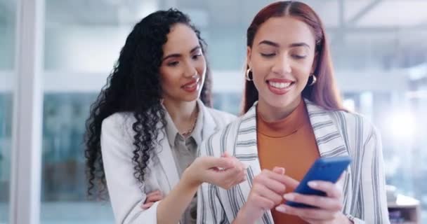 Sorria Trabalho Equipe Mulheres Escritório Com Telefone Postagem Mídia Social — Vídeo de Stock