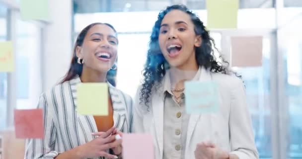 ハッピービジネス女性 チームワーク アジェンダ コラボレーション プランニングのためのオフィスのガラスにブレインストーミング 従業員は スケジュール タイムライン ソリューションのマインドマップ フィードバック — ストック動画