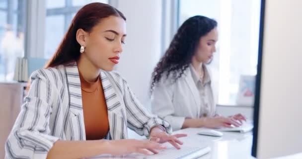 Dator Teamwork Och Affärskvinnor Skriver Nyhetsbyrå Artikel För Att Publicera — Stockvideo