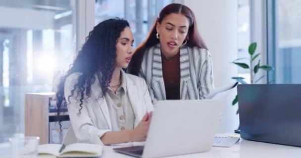 Assessoria Coworking Mulheres Mesa Com Papelada Treinamento Discussão Sobre Projeto — Vídeo de Stock