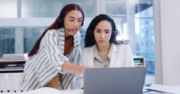 呼叫中心 办公室里的女性和团队经理 以帮助客户服务 Crm软件和问题 商务人员 销售指导和培训代理人 负责在计算机上销售Faq — 图库视频影像