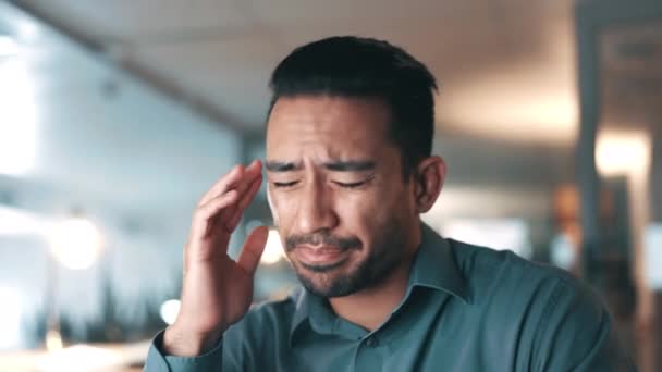 Деловой Человек Головная Боль Стресс Офисе Финансового Краха Ошибки Ошибки — стоковое видео