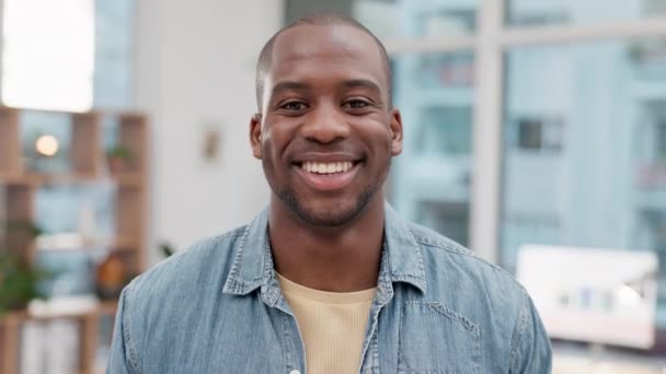 Negocio Retrato Hombre Negro Feliz Oficina Riendo Buen Humor Confiado — Vídeo de stock