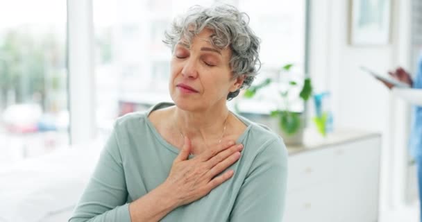 Старшая Женщина Боль Груди Проблемы Дыханием Время Консультации Больнице Сердечный — стоковое видео