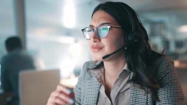 Call Center Office Woman Glasses Reflection Computer Thinking Internet Research — Stock Video