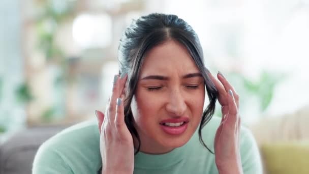 女人和疼痛的头疼在家里因压力 心理健康和疲劳 债务危机和因错误而沮丧的病人 — 图库视频影像