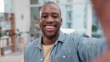 İş, selfie ve ofiste gülen mutlu siyah adam, iyi ruh hali veya çalışma alanında kendine güveni. Profil resmi, canlı yayın veya içerik oluşturma için blog, sosyal medya ve Afrikalı etkileyici gülümseme.