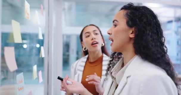 Kadınları Takvim Ajanda Planlama Çözümü Için Ofisdeki Cam Üzerinde Tartışma — Stok video