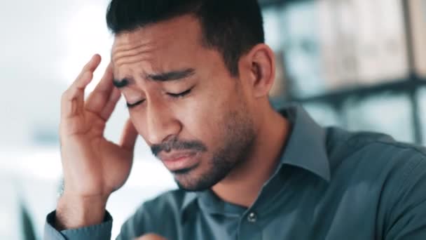 Dor Cabeça Homem Negócios Dor Escritório Enquanto Sobrecarregado Cansado Frustrado — Vídeo de Stock