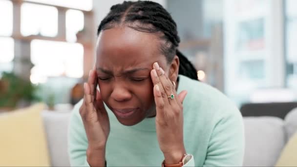 头痛和黑人妇女在沙发上与寺庙按摩 灾难或眩晕在家里 客厅里的焦虑 头痛和非洲女士面临着大脑迷雾 抑郁或精神健康危机 — 图库视频影像