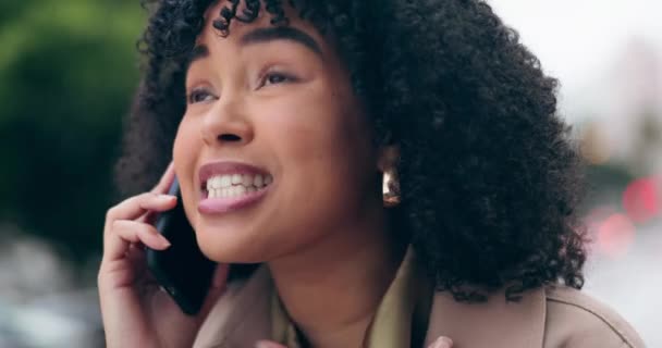 通勤中に ゴシップを聞きながら 街の女性と 電話して いい知らせだ モバイル 都市の町で会話で幸せな若者との会話 — ストック動画