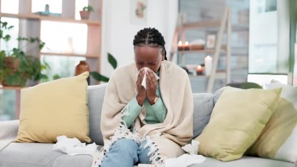 Estornudar Sonarse Nariz Mujer Negra Sofá Con Tejido Gripe Infección — Vídeo de stock