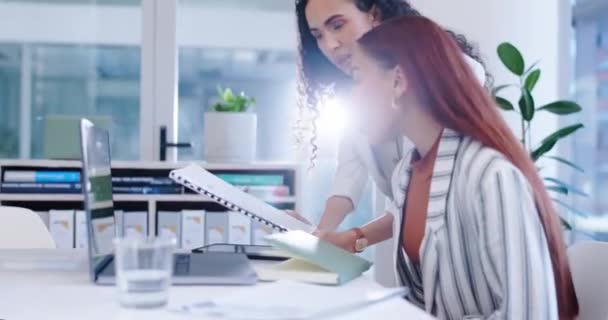 Coworking Utbildning Och Kvinnor Med Laptop Pappersarbete Och Rådgivning Från — Stockvideo