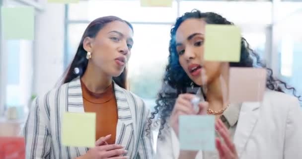 Geschäftsfrauen Teamarbeit Und Brainstorming Auf Glas Büro Für Agenda Zusammenarbeit — Stockvideo