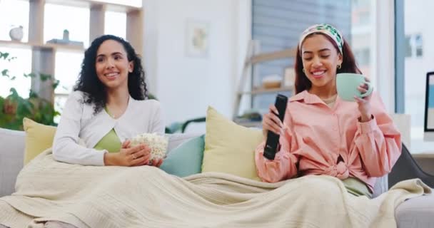 Konverzace Šťastný Relaxovat Přátelé Sledování Televize Předplatné Filmu Nebo Streaming — Stock video