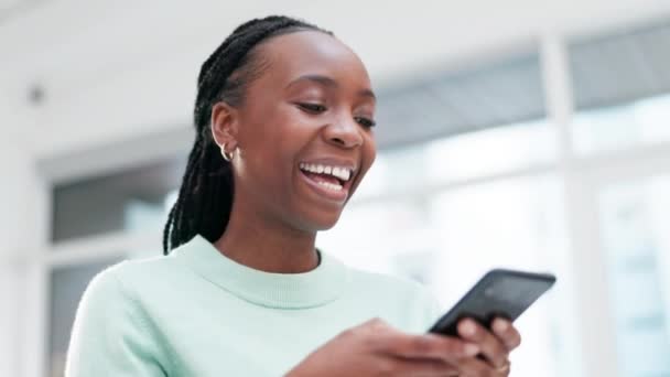 笑着在家里用智能手机打字 从下面看社交媒体笑话和多媒体连接 非洲人 在手机上搜索有趣的迷因 下载数字应用程序和聊天 — 图库视频影像