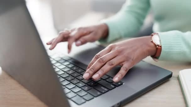 妇女和笔记本电脑打字 在家里用数字计划 在线研究和博客信息进行远程工作 用于电子学习 社交媒体和远程办公的服装 自由职业者和计算机键盘 — 图库视频影像