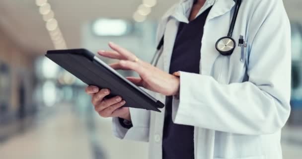 Medico Mani Tablet Nella Ricerca Sanitaria Dati Risultati Scorrimento Ospedale — Video Stock