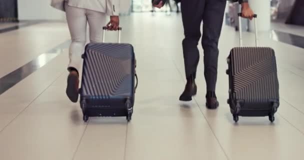 机场行李 商务人士和腿因全球旅行 旅行失误或飞机起飞而迟到 飞机失事 计划危机和特写组 台阶和鞋子冲向飞机 — 图库视频影像