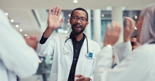Haut Cinq Coup Poing Applaudissements Avec Une Équipe Médecins Hôpital — Video