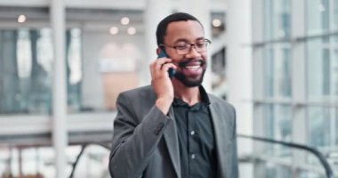Şirket, telefon görüşmesi ve bağlantıları olan zenci bir adam. Havaalanında mutlu ve profesyonel. Bilgi için cep telefonu, konuşması ve iletişimi olan Afrikalı kişi, çalışan veya iş sahibi.