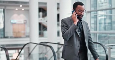 Şirket, telefon görüşmesi ve havaalanında bağlantısı, iletişimi ve tartışması olan siyah bir adam. Akıllı telefon, sohbet ve iş sahibi Afrikalı, çalışan ve profesyonel biri konuşuyor..