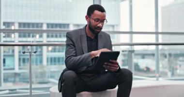 İş, tablet ve ofiste çalışan siyahi bir adam, bağlantı kuran ve iletişim kuran, müşteri deneyimi ve iletişimi için gülümseyen. Kişi, çalışan veya girişimci, teknoloji ve web sitesi bilgileri.