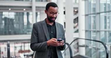İş, gülümseme ve akıllı telefonu olan siyahi bir adam. Bağlantı, iletişim ve iletişim ağı olan bir daktilo ve ağ. Cep telefonu uygulaması, cep telefonu ya da arama interneti olan Afrikalı kişi, çalışan ve profesyonel.