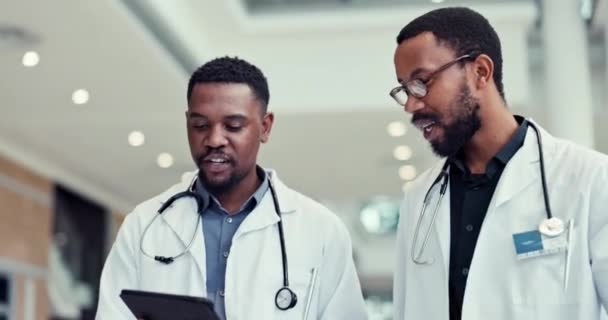 Ärzte Tablet Und Gespräche Einem Krankenhaus Für Medizinische Planung Diskussion — Stockvideo