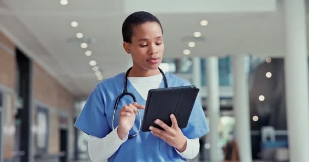 Врач Медсестра Планшет Управления Больницей Клинические Исследования Результаты Онлайн Карты — стоковое видео