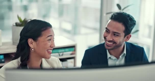 Unternehmenstraining Hilfe Und Manager Mit Mitarbeitern Lächeln Und Qualitätssicherung Mit — Stockvideo