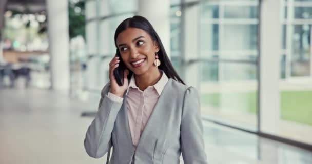 Wanita Bisnis Bahagia Telepon Dan Berjalan Kantor Dalam Komunikasi Percakapan — Stok Video